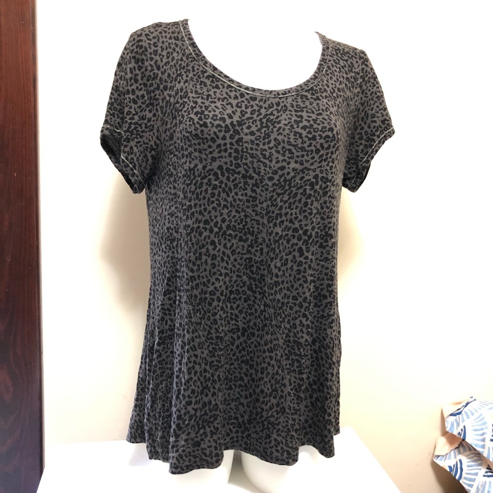 Black & gray animal print short-sleeve top